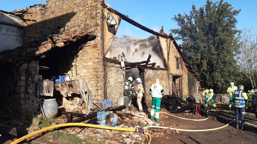 Mueren tres hermanos octogenarios en el incendio de un caserío en Álava