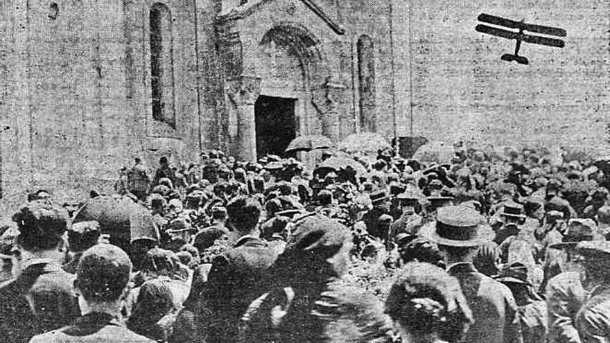 Gentío ante la iglesia y uno de los aviones. |    // VIDA GALLEGA/GALICIANA