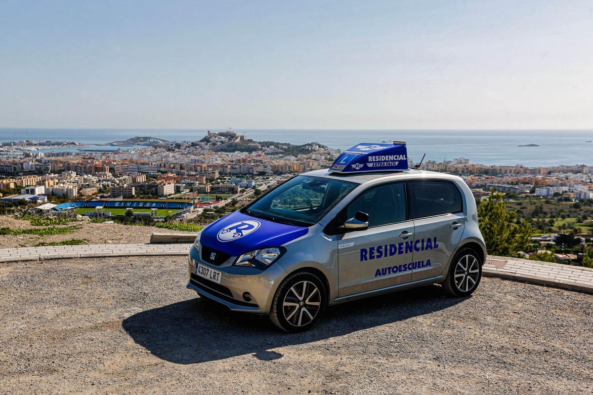 Autoescuela Residencial dispone de coches de cambio manual o automático para sacarse el carnet de conducir en Ibiza.