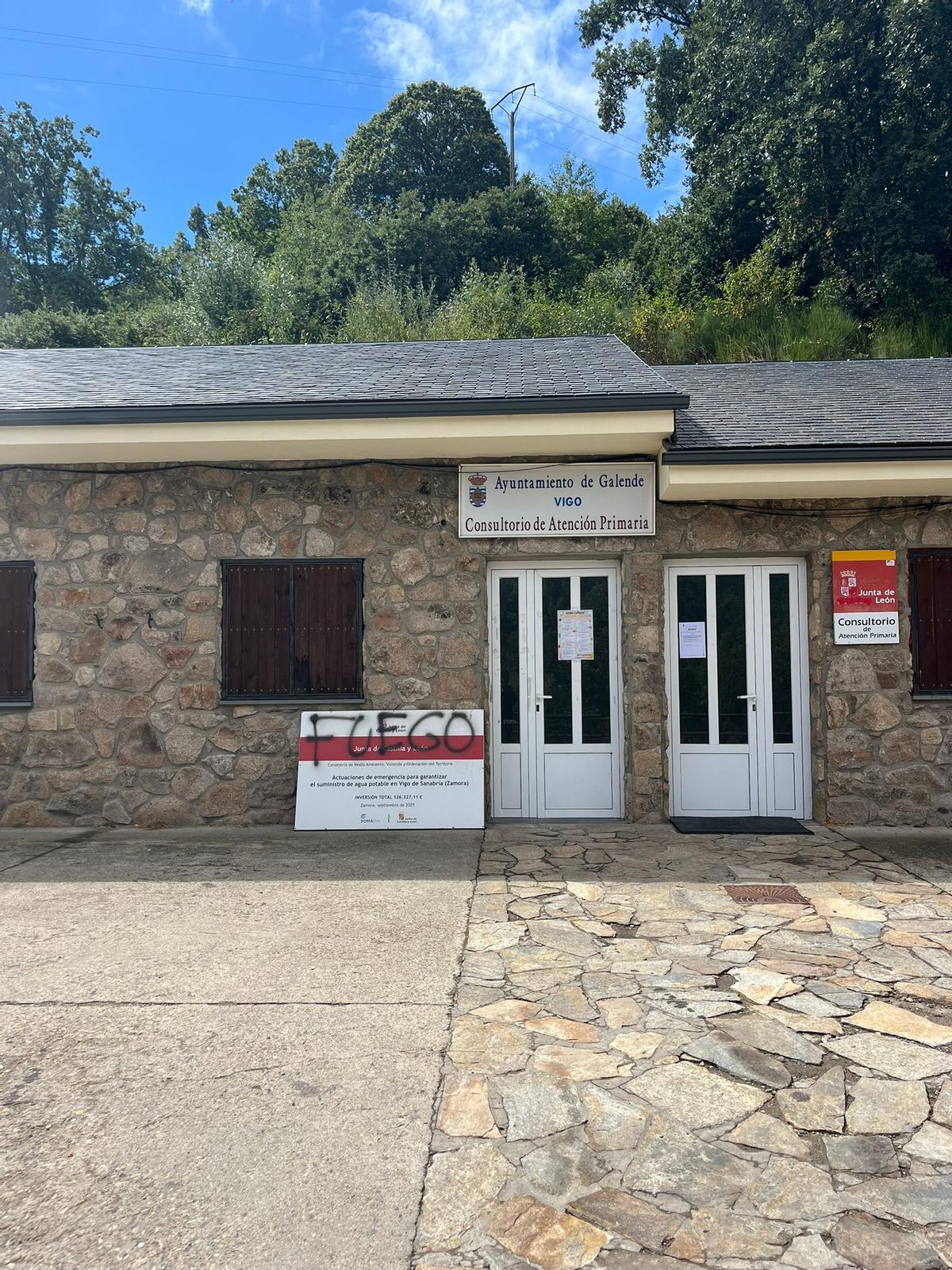 El local anexo al consultorio donde se recoge el agua embotellada en Vigo de Sanabria