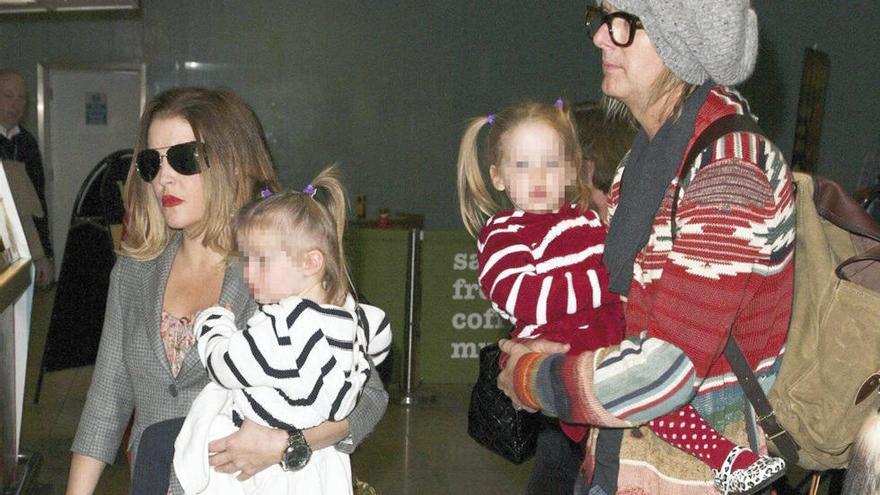 Lisa Marie Presley y Michael Lockwood, con sus hijas gemelas.