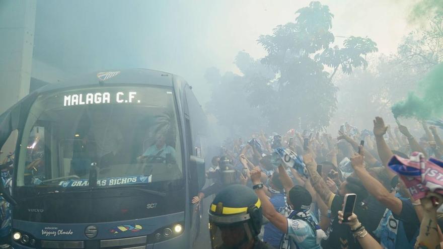 VÍDEO | Recibimiento de la afición del Málaga CF al equipo a