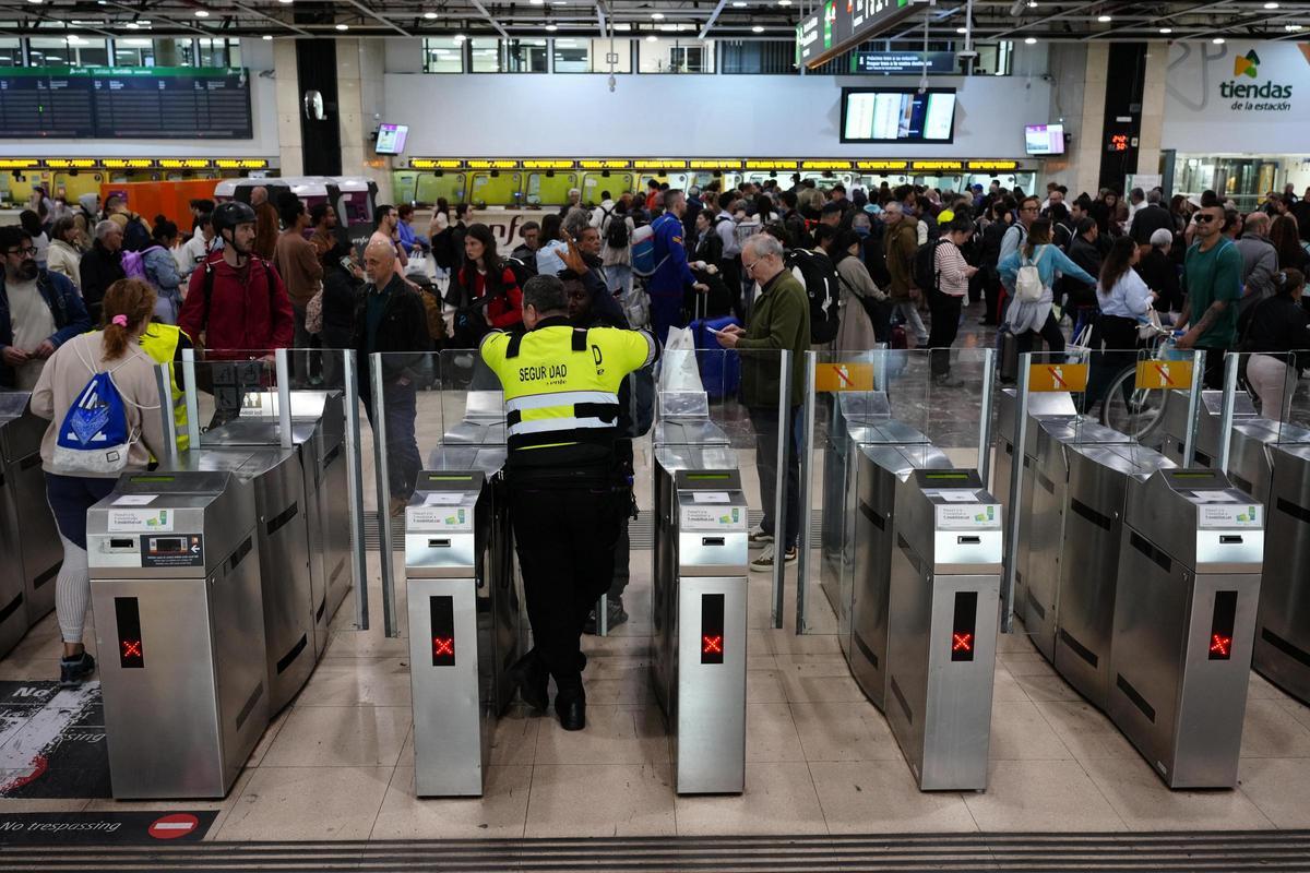 Desconcierto en Sants por la falta de trenes el día después del apagón