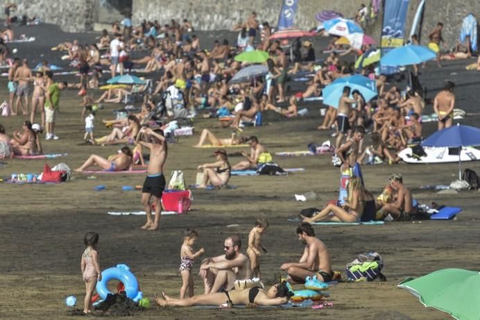 LAS PALMAS DE GRAN CANARIA A 21/06/2017. La Agencia Estatal de Meteorología (Aemet) ha decretado el aviso amarillo por altas temperaturas para este jueves, 22 de junio en Gran Canaria. Playa de Las Canteras. FOTO: J.PÉREZ CURBELO