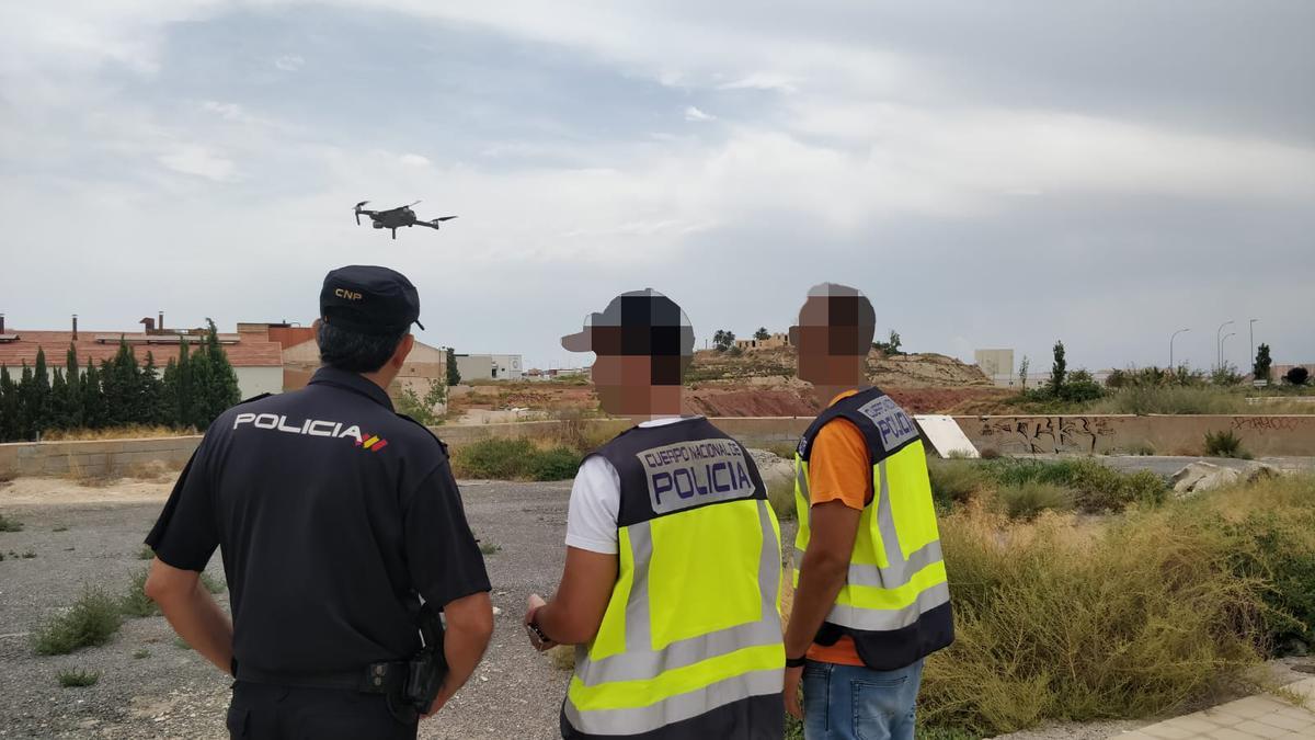 Policías nacionales con un dron en una imagen de archivo.