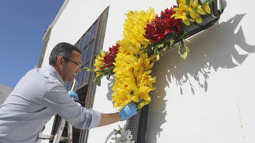 Coronavirus en Canarias | Teguise engalana sus cruces con flores en homenaje a las víctimas de la pandemia