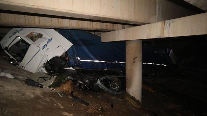 Grave accidente en la AP-7 en Castelló con un camionero atrapado
