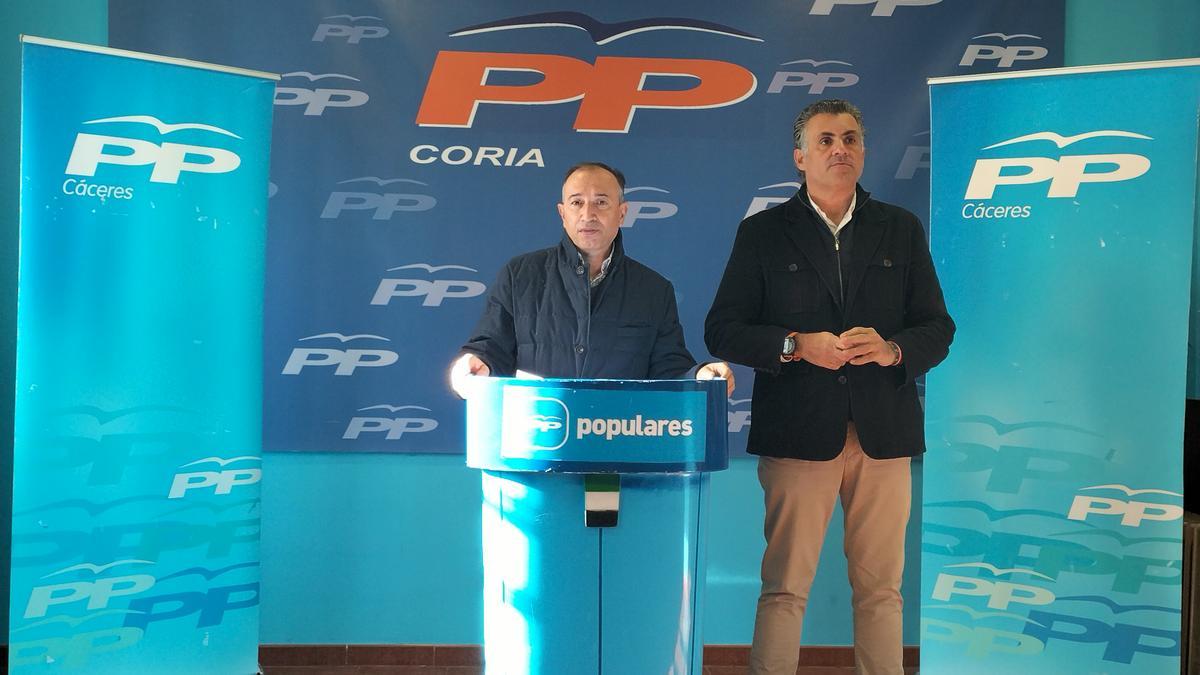 Laureno León y José Manuel García Ballestero, ayer, en la sede del PP en Coria.