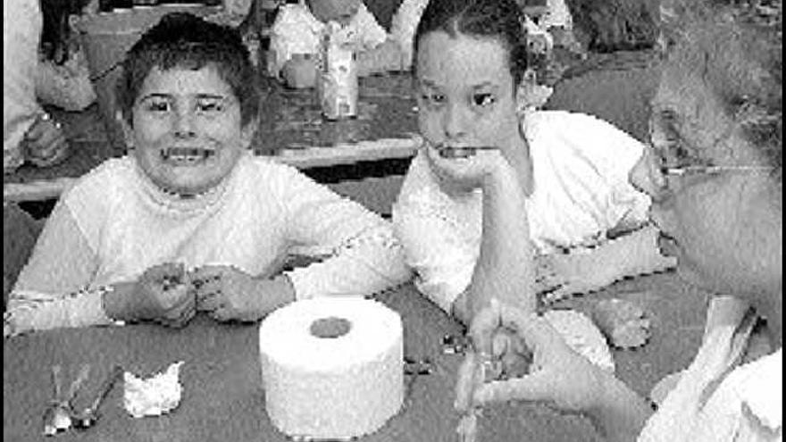 Los alumnos del Colegio La Salle de Ujo, ayer, en los laboratorios del centro.