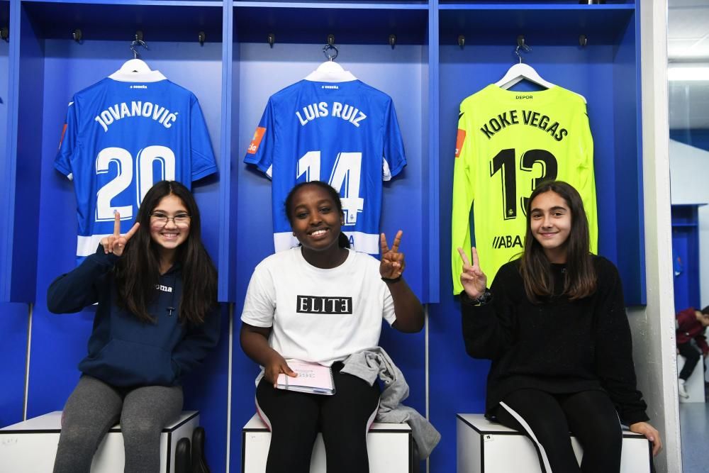 Los estudiantes han realizado un recorrido por los rincones del estadio de Riazor - Han conocido a los jugadores Martí Vilà, del Fabril, y Silvia y Cris, del Dépor Abanca