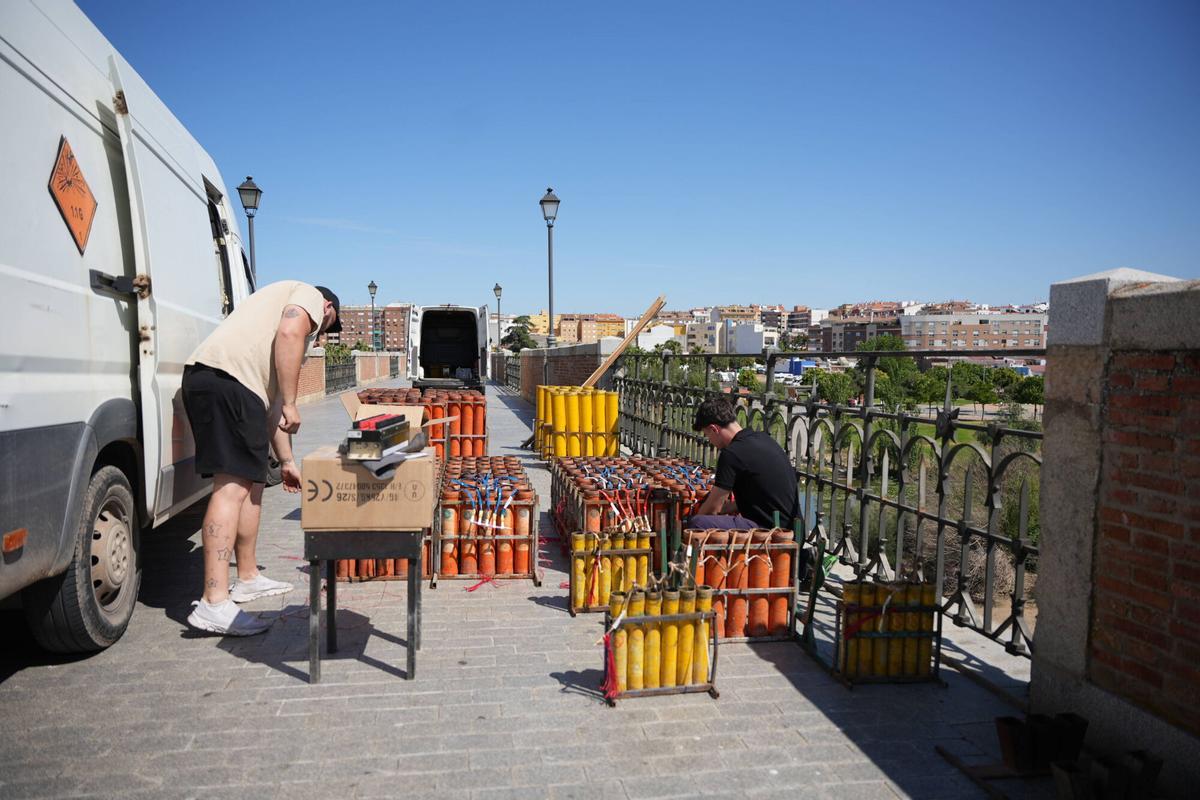 Todo listo en el puente de Palmas de Badajoz para los fuegos de esta noche