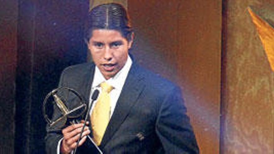 Hugo Ayala, con el trofeo al mejor central de México de 2011.