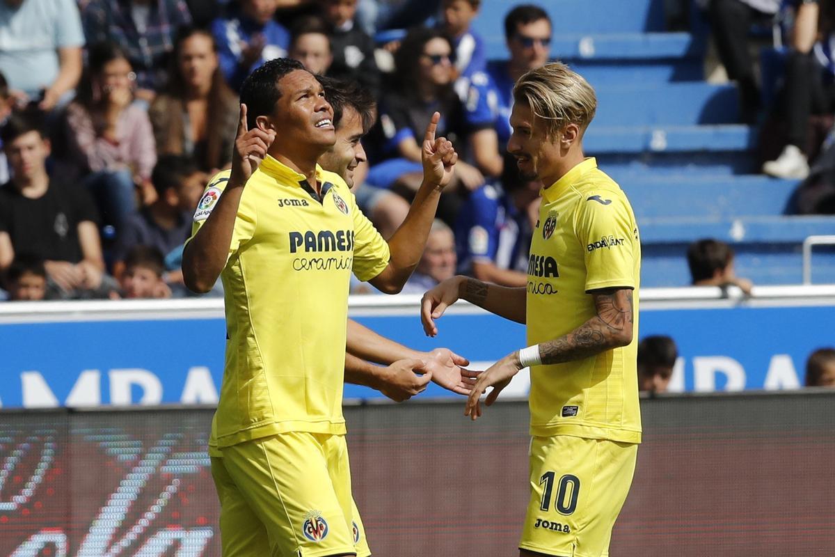 Carlos Bacca celebra un gol en Vitoria del Villarreal ante el Alavés.