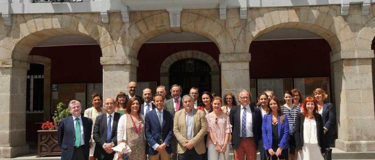 Los abogados, con Aníbal Vázquez, ayer, en el Ayuntamiento de Mieres, con la bandera de la justicia gratuita colgando del balcón consistorial.