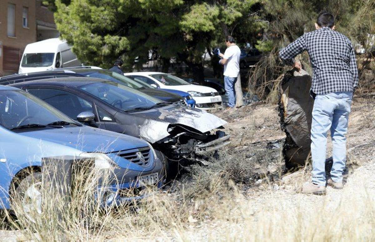 Incendio de cuatro vehículos en la calle Alhama de Aragón