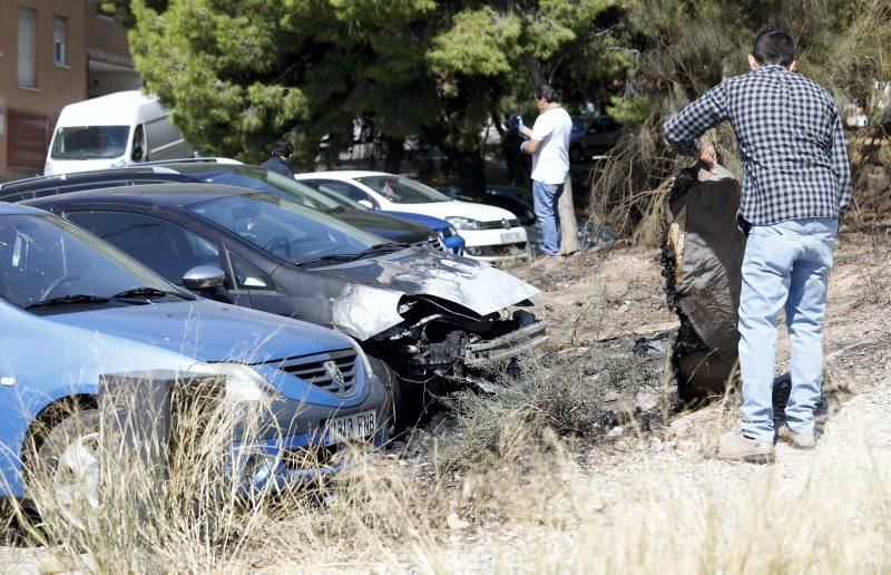 Incendio de cuatro vehículos en la calle Alhama de Aragón