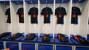 Las camisetas del Barça preparadas en el vestuario visitante de Butarque antes de enfrentarse al Leganés.
