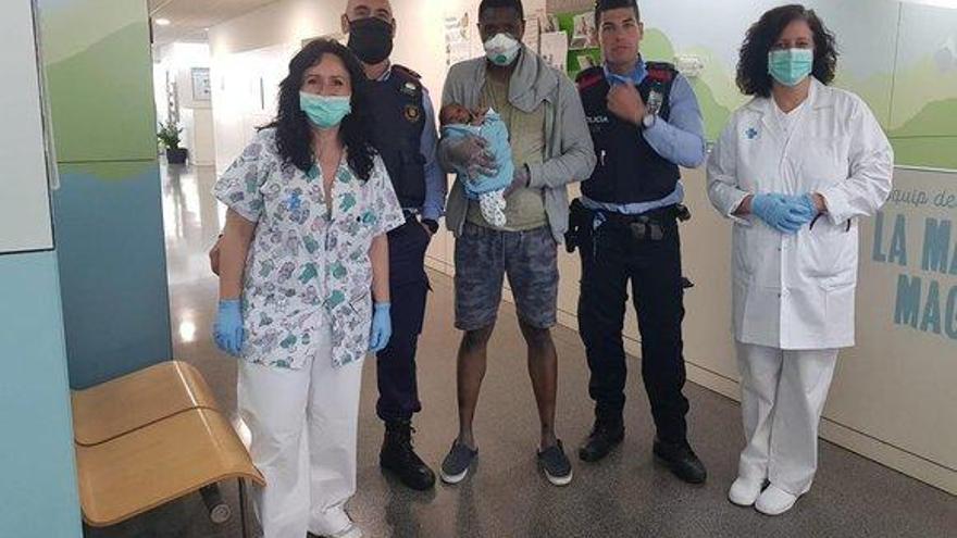 Tres mossos salvan la vida a una recién nacida que se asfixiaba en Barcelona