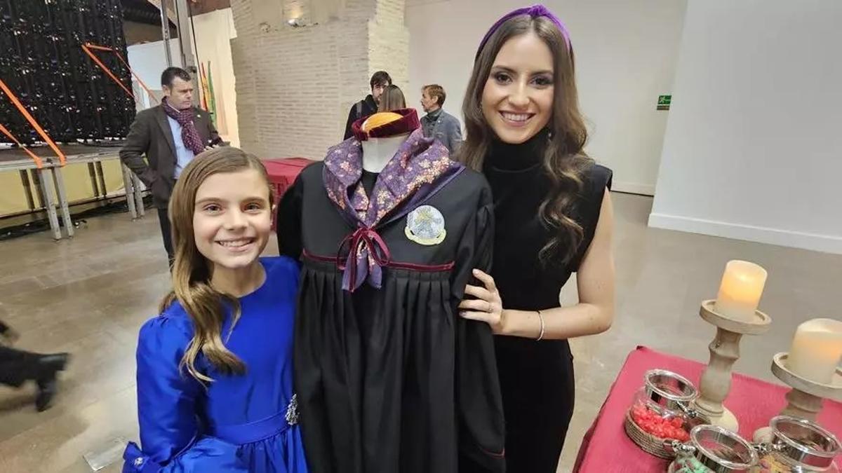 Marina García y María Estela Arlandis con el blusón negro y el pañuelo de Mama Cose, en 2024.