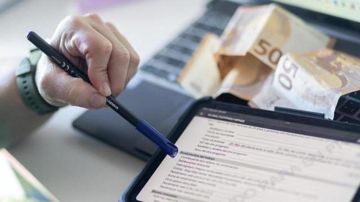 Confección de la declaración de la renta en una tablet.