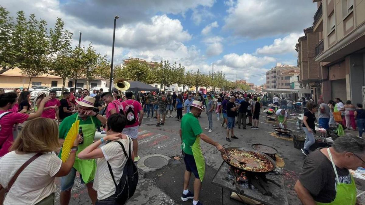 Numerosas personas cocinaron paellas en la avenida San José Obrero de Betxí. | MEDITERRÁNEO
