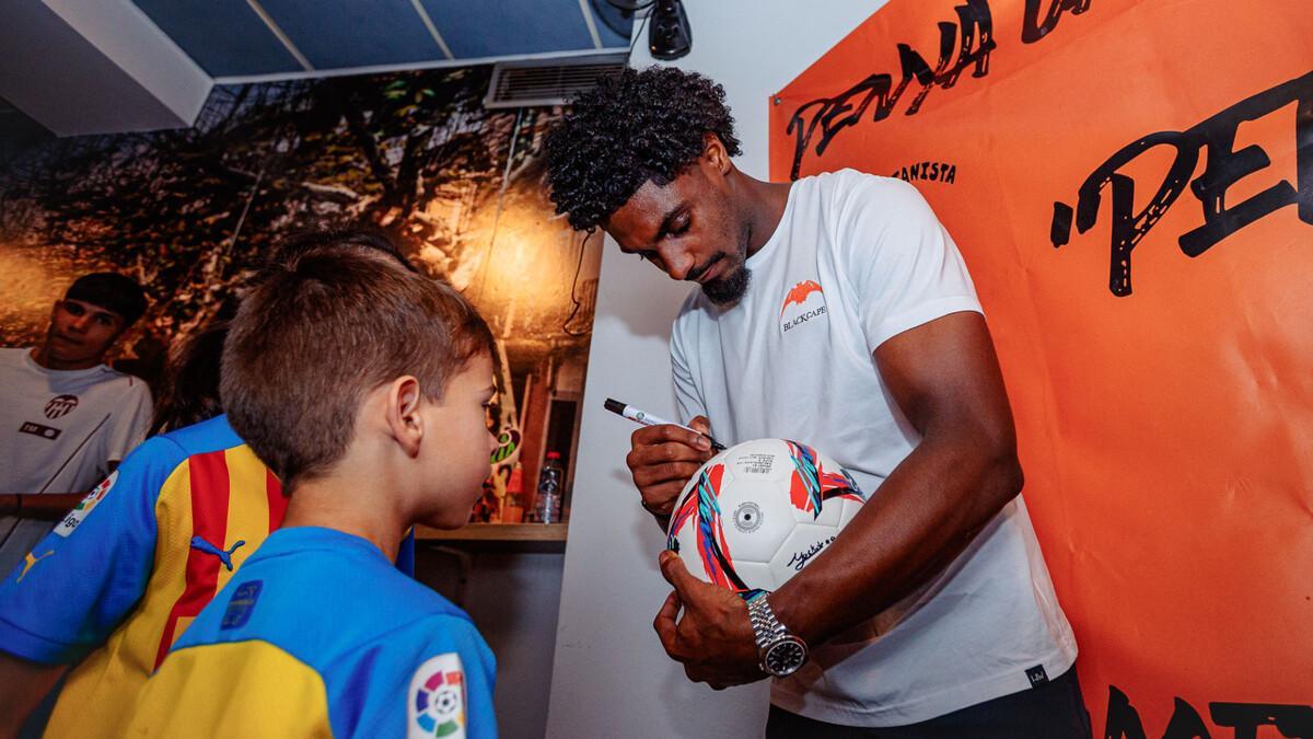 Thierry Rendall visitó a la penya Valencianista ‘Pet i Traca’