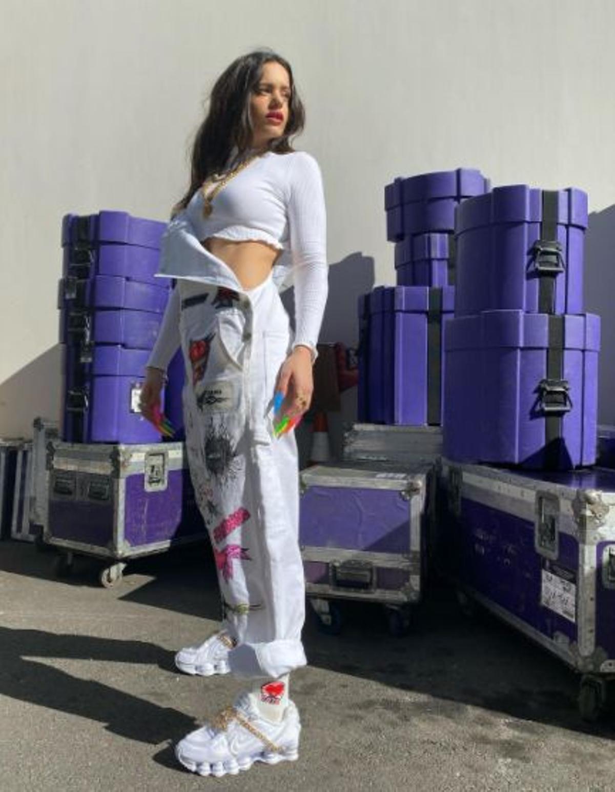 Rosalía y su look 'total white' con uñas discretitas