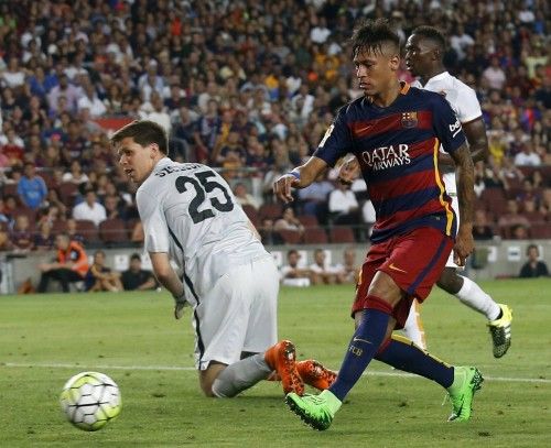 Barcelona's Neymar eludes AS Roma's goalkeeper Szczesny to score a goal during a friendly match at Camp Nou stadium in Barcelona