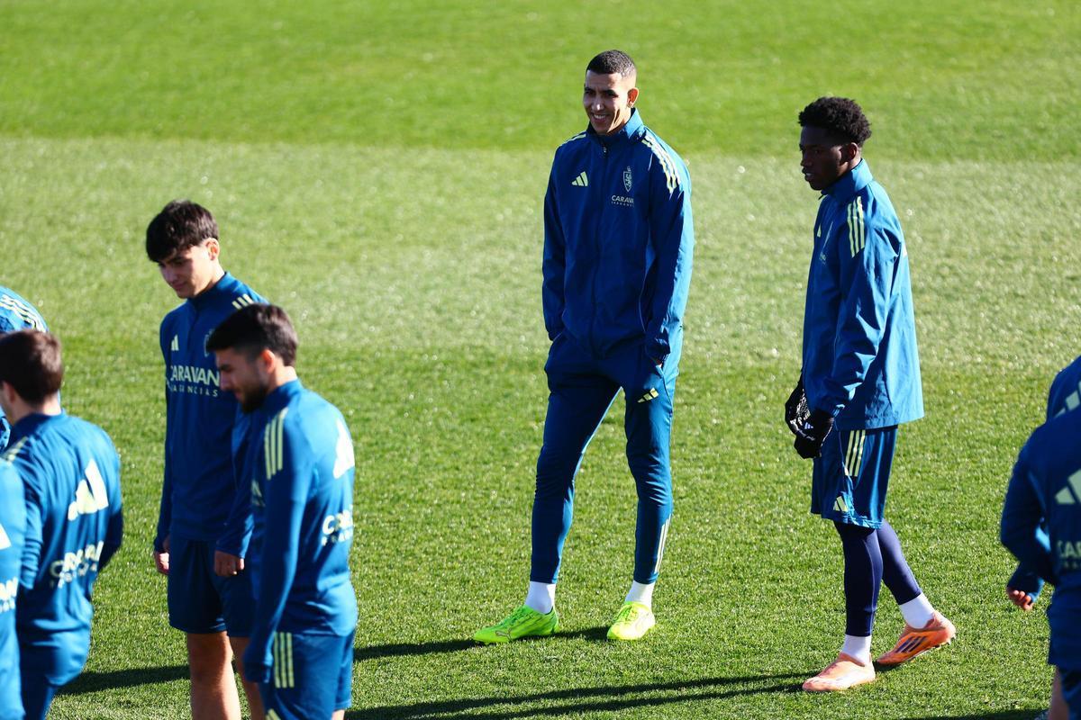 El Yamiq, que apunta a titular este sábado ante el Eiba, en el entrenamiento de ayer junto a Saidu.
