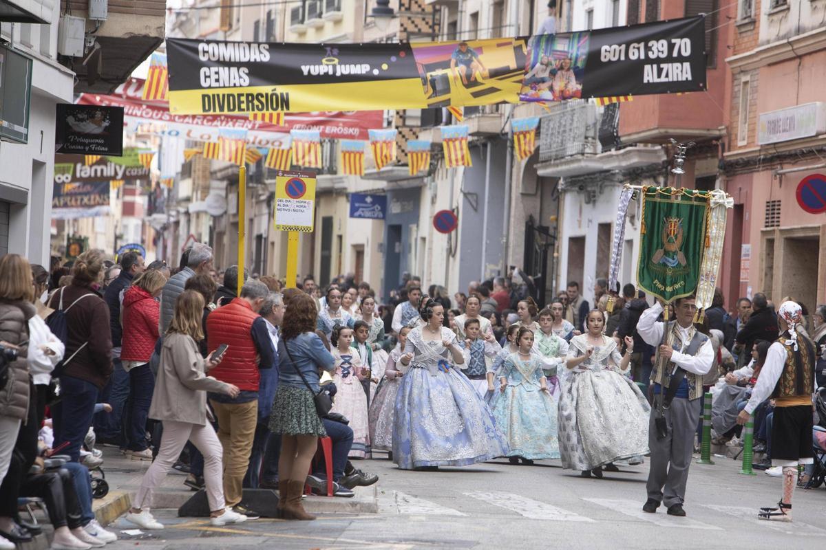 Un grupo de falleros infantiles abre un desfile en una imagen de archivo.
