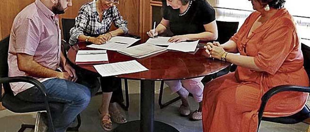 Oliver, MirÃ³, la alcaldesa y Zamorano, durante la firma.