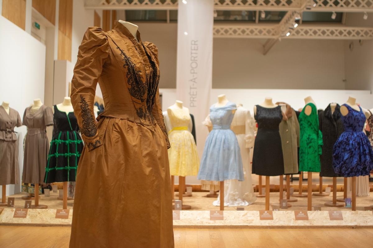 ‘Sabadell confecciona’ muestra un centenar de piezas de indumentaria, femenina y masculina, desde los años 60 del XX hasta hoy.