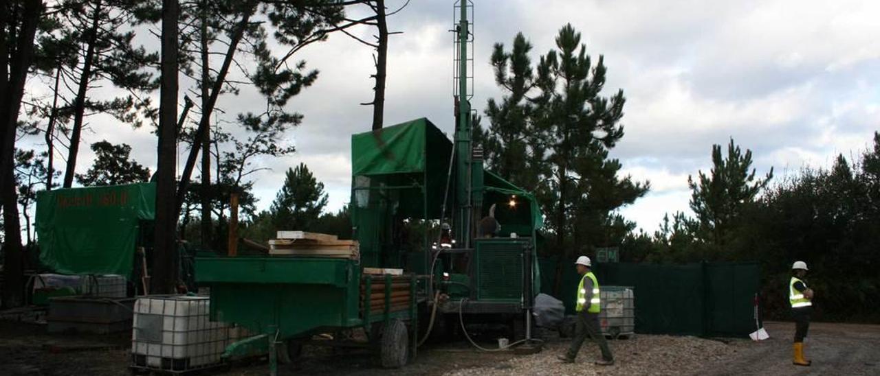 Sondeos mineros en la zona del yacimiento aurífero.