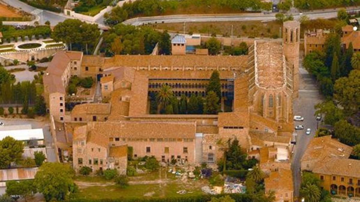Conjunto gótico del siglo XIV del monasterio de Pedralbes por cuyo perímetro superior pasa el límite del distrito de Sarrià-Sant Gervasi.