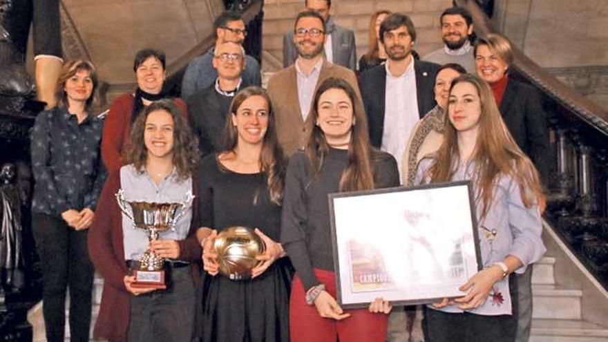 El alcalde José Hila recibe al JS Hotels CIDE por la conquista de la Copa Princesa.