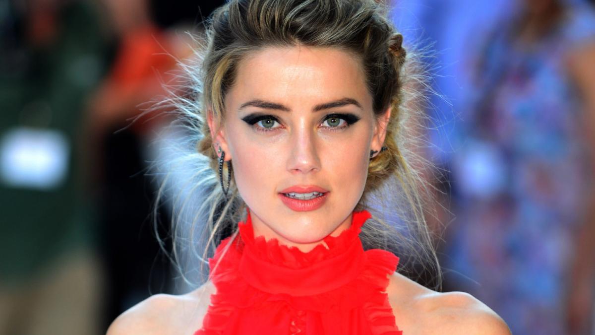 Amber Heard vestida de rojo y con el pelo recogido.