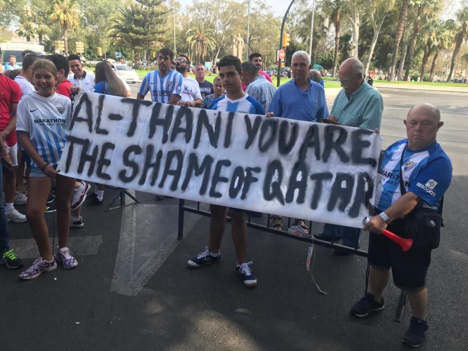 La protesta, convocada para los instantes previos al Málaga - Almería, ha sido más multitudinaria que otras anteriores y ha tenido un cántico más recurrente que otros: ¡Al Thani, vete ya!