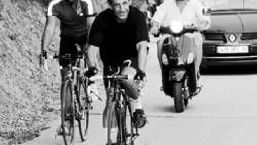 Nicolas Sarkozy: EL PRESIDENTE FRANCES SE SUBE A LA BICICLETA