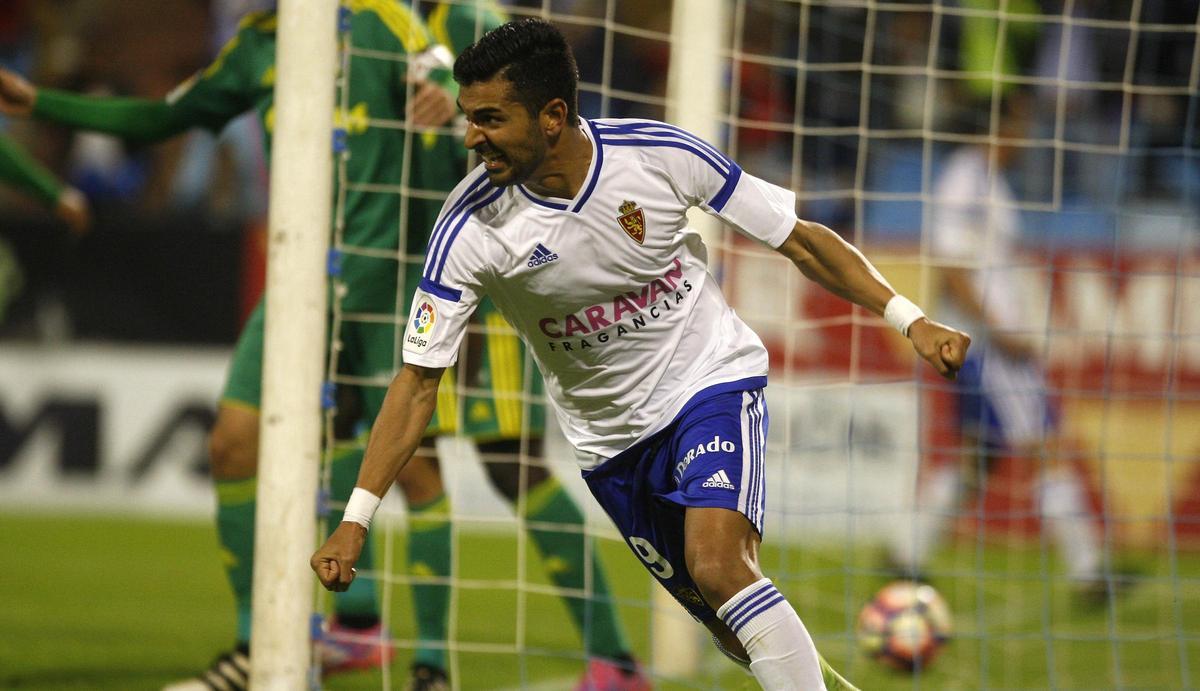 Ángel celebra un gol con la camiseta del Real Zaragoza.