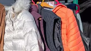 Lavar el abrigo de plumas y las chaquetas sintéticas en invierno: el secreto para meterlas en la lavadora sin dañarlas y que sequen rápidamente