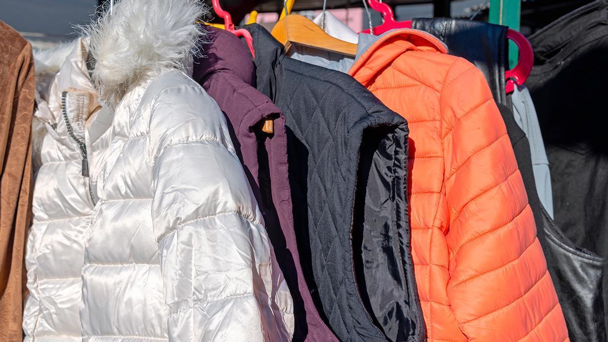 Los abrigos de plumas y las chaquetas sintéticas se pueden lavar así