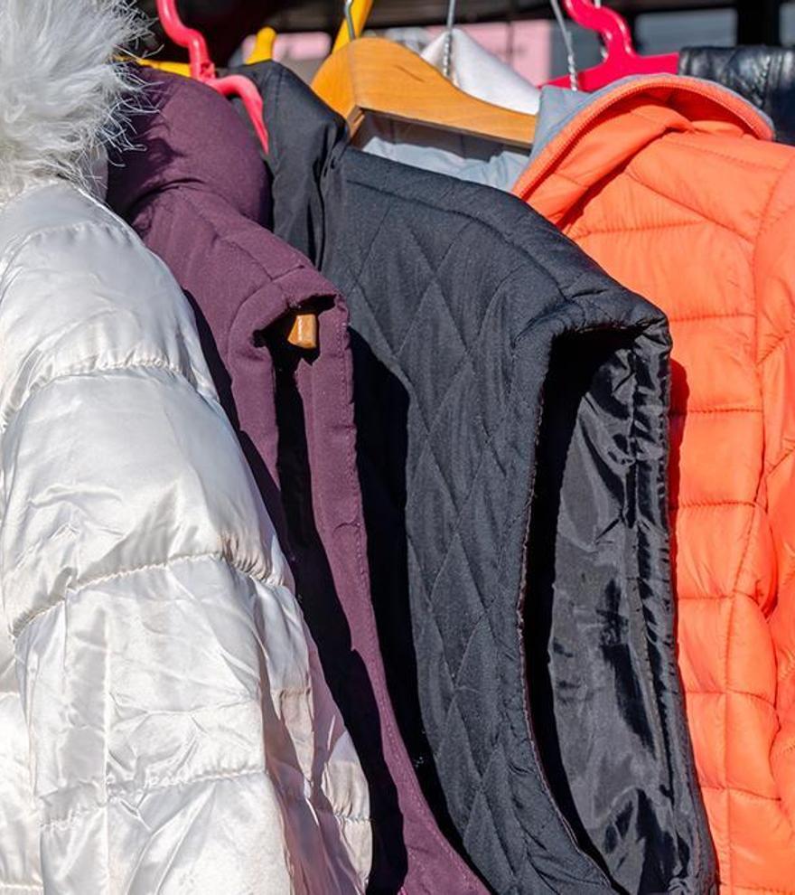 Lavar el abrigo de plumas y las chaquetas sintéticas en invierno: el secreto para meterlas en la lavadora sin dañarlas y que sequen rápidamente