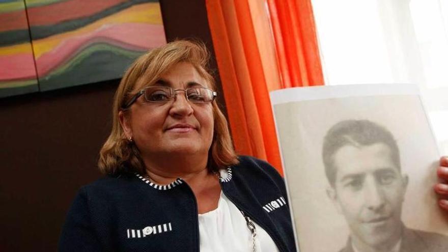 Maribel Luna sostiene un retrato de su abuelo Quilino Baragaño.