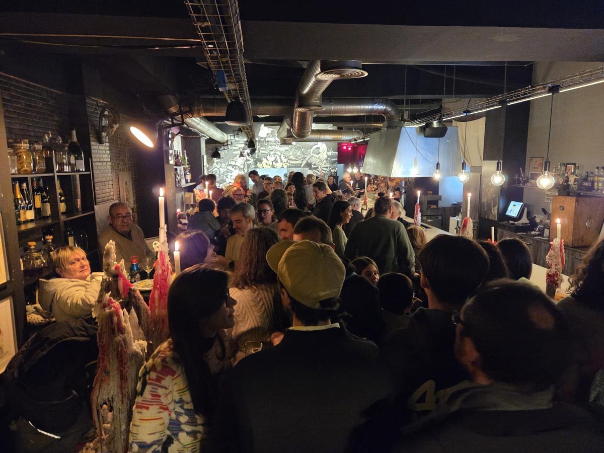 El Clandestí estaba a rebosar de vecinos y ha ofrecido una exposición fotográfica.