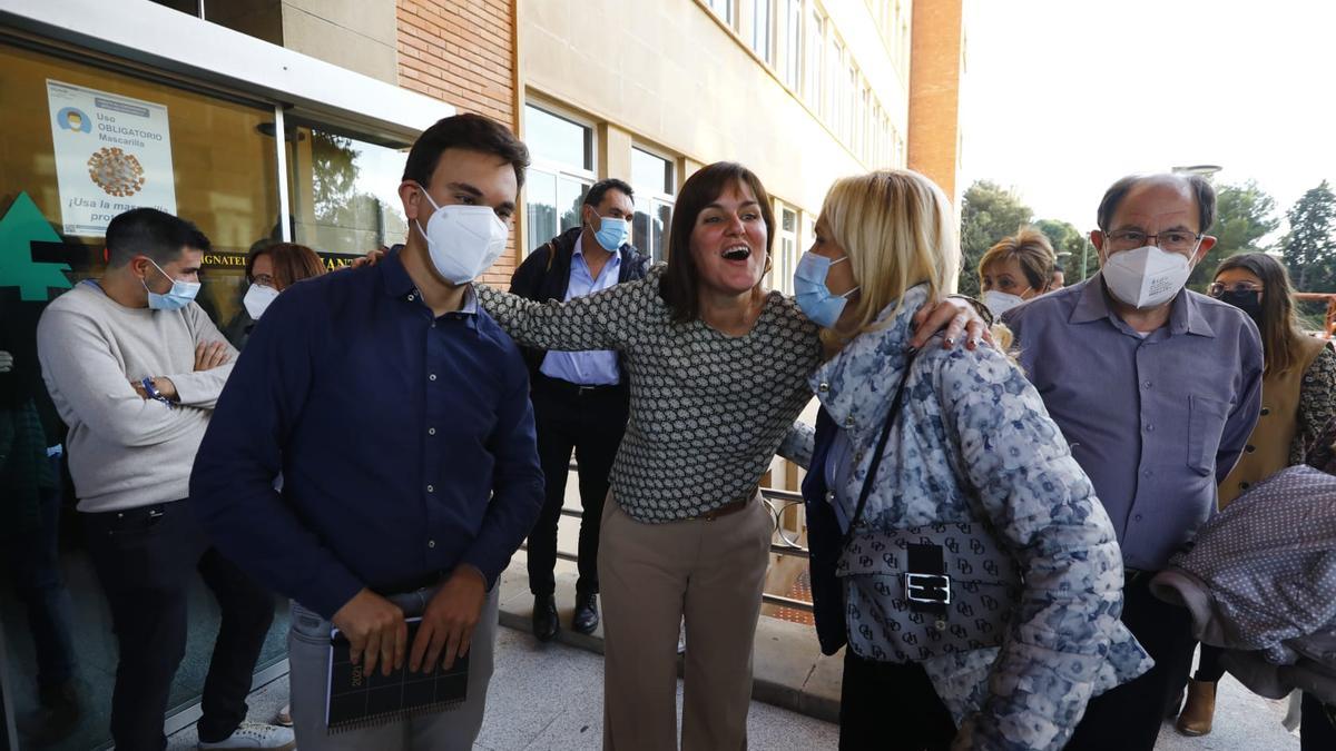 Alejandro Poy y Elena Allué saludan a una simpatizante del PAR.