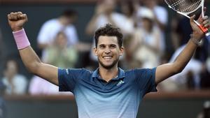 INDIAN WELLS, CA - MARCH 17: Dominic Thiem of Austria celebrates after defeating Roger Federer of Switzerland in the men’s singles final on day fourteen of the BNP Paribas Open at the Indian Wells Tennis Garden on March 17, 2019 in Indian Wells, California.   Kevork Djansezian/Getty Images/AFP (Photo by KEVORK DJANSEZIAN / GETTY IMAGES NORTH AMERICA / AFP)