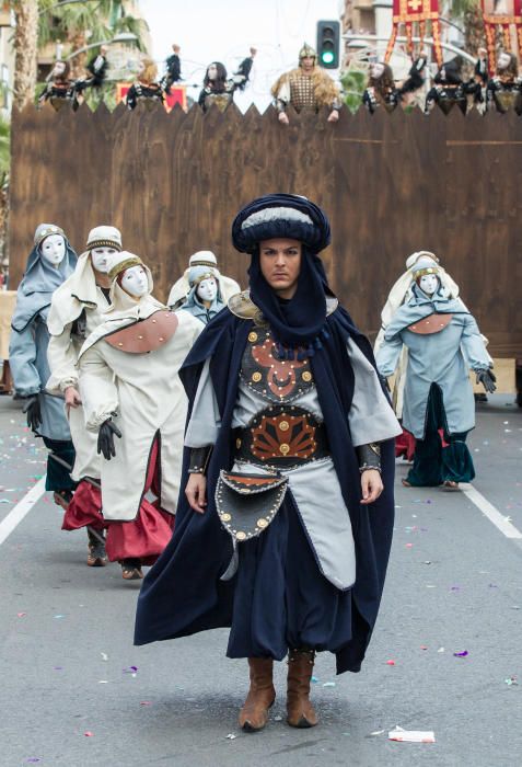 Los bailes y los trajes de los componentes de las comparsas llenaron la calle Alicante y la avenida Ancha de Castelar de colorido y originalidad.