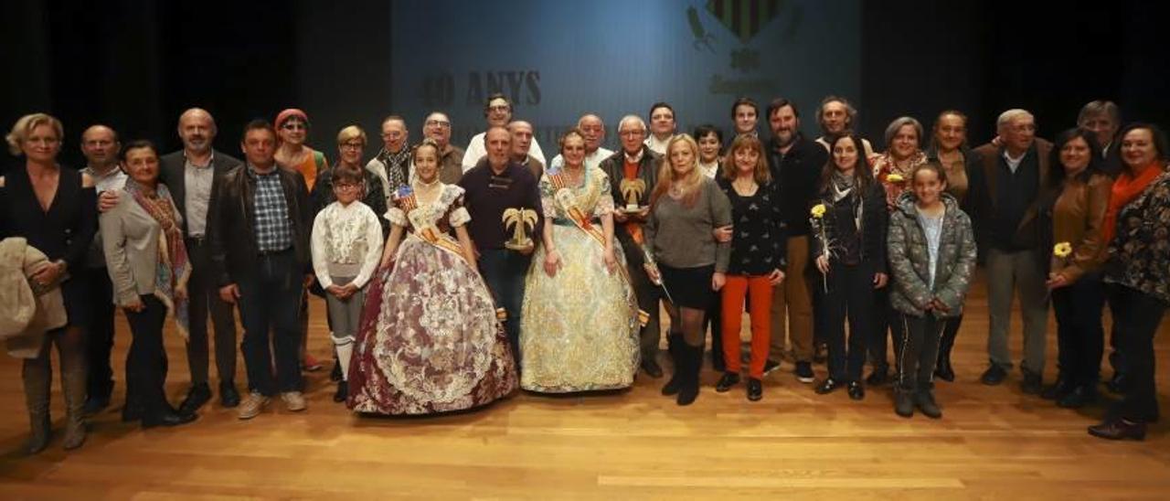 Foto de familia con los premiados y los representantes de 2020.