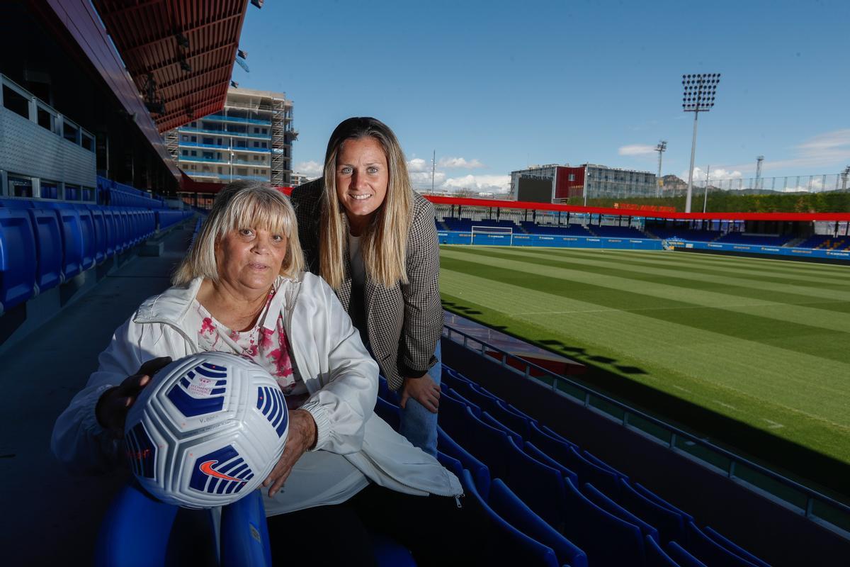 Maria Antonia Mínguez y Sandra Paños en la ciudad deportiva del Barça.