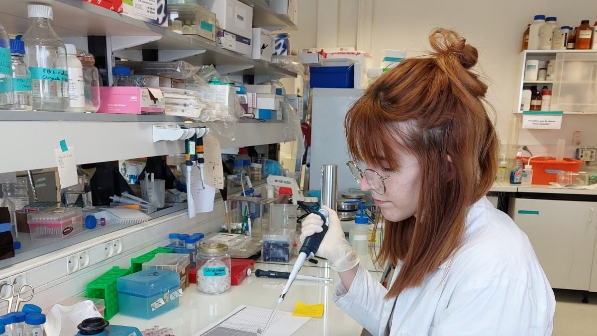 La neurocientífica Jeniffer Sanguino Gómez, en su laboratorio en la Universidad de Ámsterdam.